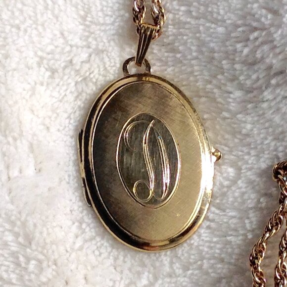 Rare Vintage Gold-Filled Engraved Initial D Pendant Locket w Photo Window - Picture 4 of 10